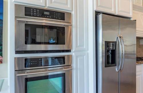 Clovis House | HUGE LAKEFRONT HOME . POOL. GARAGE . NATIONAL PARKS