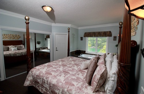 La Follette Cabin | Huge Lakeside Lodge has stunning views and an easy walk to its big dock!