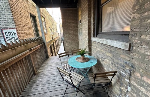 Lake View East Condo | Huge Lakeview Retreat Sleeping 20 with Parking!