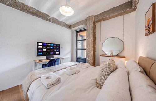 Munster Apartment | Huge Luxe 85inch Cinema Flat w/Balcony & Parking
