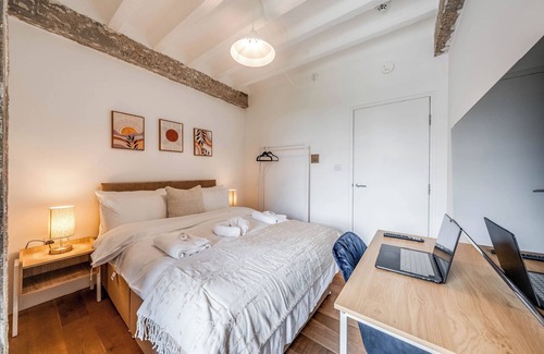 Munster Apartment | Huge Luxe 85inch Cinema Flat w/Balcony & Parking