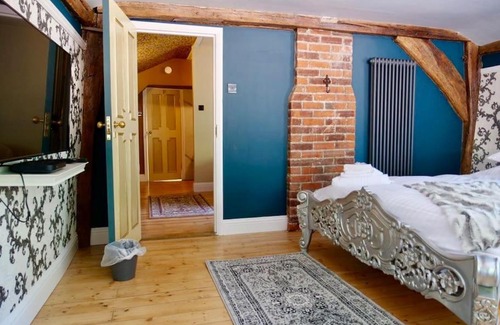 Saffron Walden House | Huge Luxury 8 Bed Manor House Hot Tub Pool Table