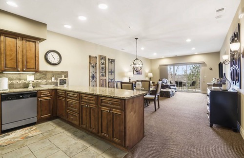 Branson Condo | HUGE LUXURY Condo w/Pool! Elevator! Fun! Rec PLEX!12 Min To SDC and TB RK LAKE!