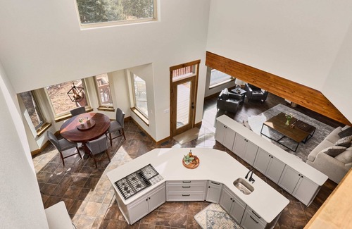 Woodland Park House | ★ Huge Luxury Home ★ Views ★ Hot Tub ★ Fire Pit ★