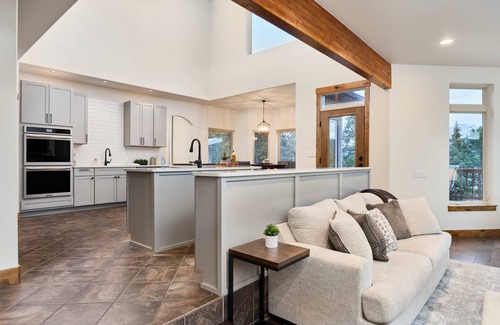 Woodland Park House | ★ Huge Luxury Home ★ Views ★ Hot Tub ★ Fire Pit ★