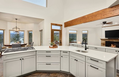 Woodland Park House | ★ Huge Luxury Home ★ Views ★ Hot Tub ★ Fire Pit ★