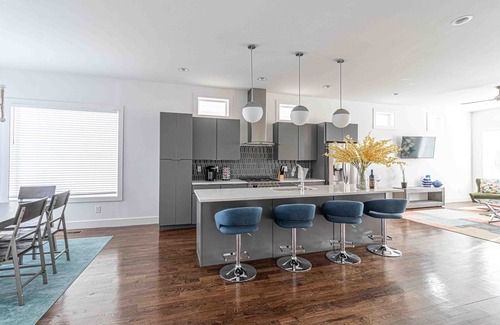 Berry Hill House | Huge Luxury Home with 7 Beds, Balcony & Fireplace