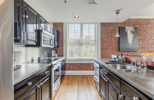 Greenville Downtown Apartment | HUGE MAIN ST 2 bd/2 ba Loft