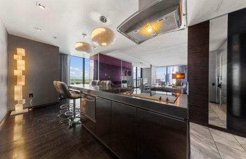 Las Vegas Apartment | Huge Modern Luxury 17 Floor Panoramic Corner Suite with OPEN BALCONY