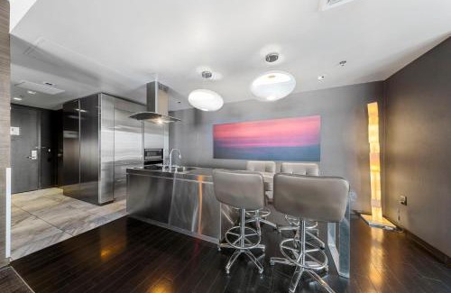 Las Vegas Apartment | Huge Modern Luxury 17 Floor Panoramic Corner Suite with OPEN BALCONY