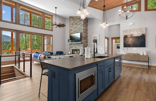 Ellijay Cabin | HUGE Mountain Views! PRIVATE outdoor pool, pickleball/basketball court, fire pit, hot tub