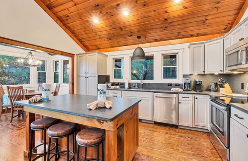 Townsend House | HUGE MTN VIEWS 4 BR/3Bath with Hot Tub, WiFi, Pool Access