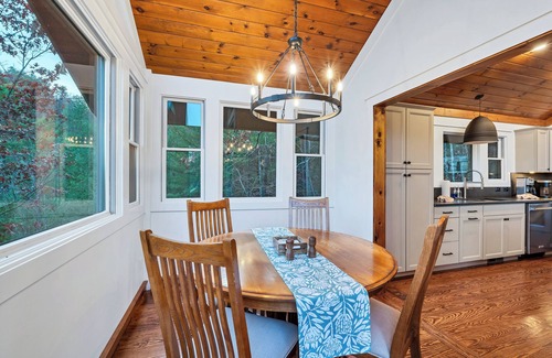 Townsend House | HUGE MTN VIEWS 4 BR/3Bath with Hot Tub, WiFi, Pool Access