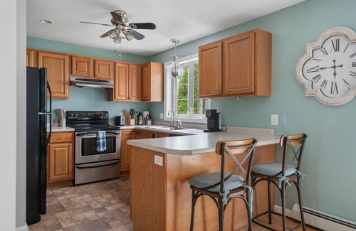 Scarborough House | Huge New Townhome 10mins from the Beach