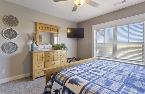 Landrum House | Huge Panoramic Mountain View, KING Bed, Office, Relaxing