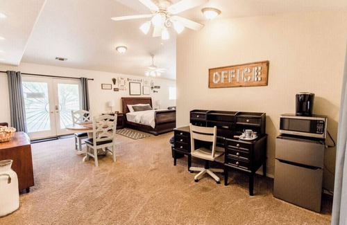 Fresno Apartment | Huge Private Guest suite w/jet tub in great neighborhood near attractions