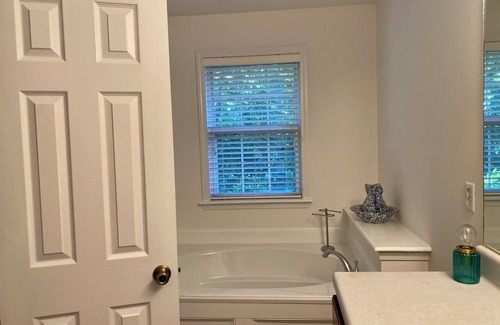 Dahlonega House | Huge private multi acre yard and a creek.