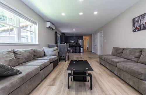 Blakeslee House | Huge screened porch/Jacuzzi/Game room/Trampoline/Fire pit/ Lake access