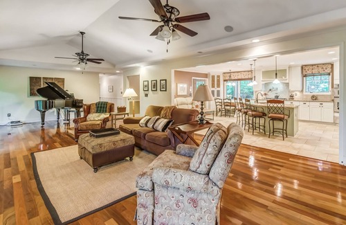 Canton House | Huge Secluded Lakeside Super Private Gorgeous Retreat