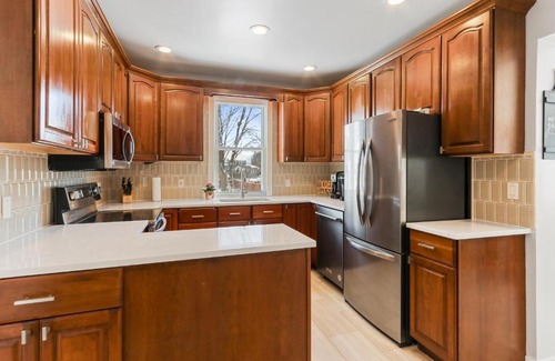 Lake Geneva House | HUGE Sleep 18 walk to lake/downtown pets OK