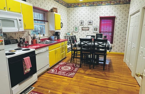 Rolling Mill Hill House | Huge Space for 10 & pets Gated for 6 cars;15 min walk to B’way; Pickle-ball ct