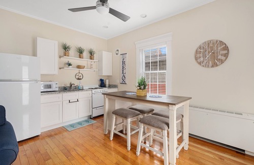 Bristol Apartment | Huge Studio on State St. Bristol - On parade route
