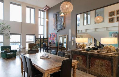 Sydenham Apartment | Huge Stylish Art Loft with Spa & Soaring Ceilings
