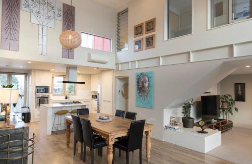 Sydenham Apartment | Huge Stylish Art Loft with Spa & Soaring Ceilings