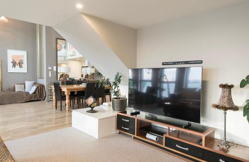Sydenham Apartment | Huge Stylish Art Loft with Spa & Soaring Ceilings
