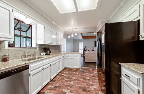 South Baton Rouge House | Huge Trendy Remodeled 4 Bdrm 2 Bath Home Restaurants Shopping I-10 10 min to LSU