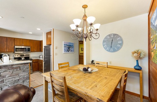 Lakeside Village Condo | Huge Updated Condo on Lake, Pool & Hot Tub Access, Stunning Keystone Lake Views