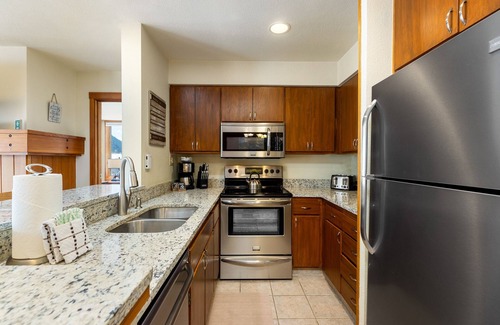 Lakeside Village Condo | Huge Updated Condo on Lake, Pool & Hot Tub Access, Stunning Keystone Lake Views