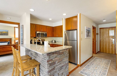 Lakeside Village Condo | Huge Updated Condo on Lake, Pool & Hot Tub Access, Stunning Keystone Lake Views
