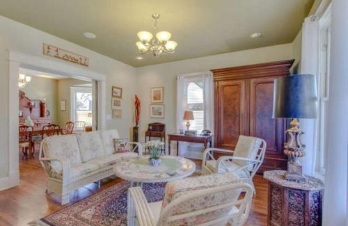 Hillsboro West End House | Huge Vandy Home Minutes To Downtown Walk to Grocery