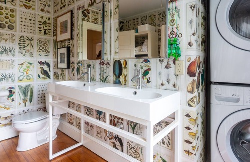 Housatonic House | Huge Victorian close to restaurants and a block from a park.