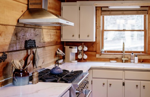 Cherry Log Cabin | HUGE VIEWS, 10 min. to Blue Ridge, Spa Bathrooms, Hot Tub, Fire Pit, Arcade Game