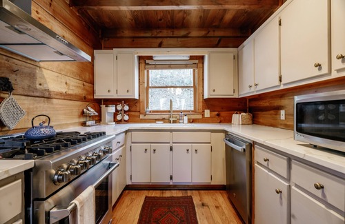 Cherry Log Cabin | HUGE VIEWS, 10 min. to Blue Ridge, Spa Bathrooms, Hot Tub, Fire Pit, Arcade Game