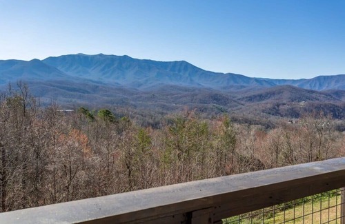 Gatlinburg - Pigeon Forge Cabin | Huge Views Of GSMNP/3.6 Miles 2 DwTn Gat/Hot Tub