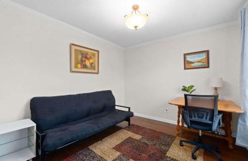Clarksville House | Huge Yard&Deck Mins to Airport - Beds on Brewster