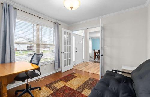 Clarksville House | Huge Yard&Deck Mins to Airport - Beds on Brewster