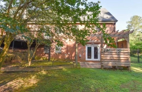 Athens Apartment | Huge Yard near UGA - Glory Glory Guest Suite