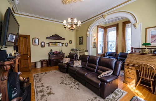 Stratford Bed & Breakfast | Hughson Hall Bed & Breakfast