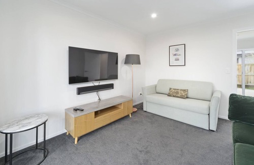 Rangatira Park Cottage | Huka Heights - Taupo Holiday Home