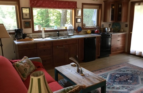 Arcata Cottage | Humboldt Romantic Rural Hideaway
