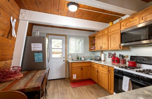 Big Bear City Cabin | "Humming Hollow" Charming cottage with a beautiful spa, wifi, pets ok