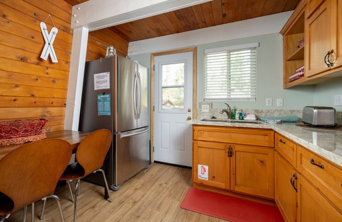 Big Bear City Cabin | "Humming Hollow" Charming cottage with a beautiful spa, wifi, pets ok