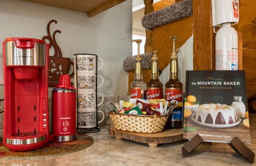 Big Bear City Cabin | "Humming Hollow" Charming cottage with a beautiful spa, wifi, pets ok