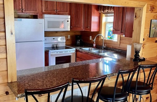Bryant Cabin | Hummingbird Cabin with a private hot tub!