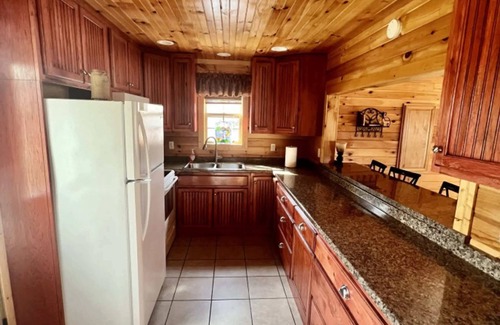 Bryant Cabin | Hummingbird Cabin with a private hot tub!