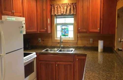 Bryant Cabin | Hummingbird Cabin with a private hot tub!
